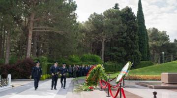 ETSN əməkdaşları peşə bayramı günü münasibətilə Fəxri xiyabanı ziyarət ediblər