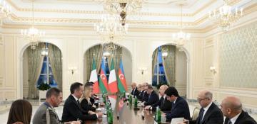 President Ilham Aliyev holds expanded meeting with Italian PM Meloni