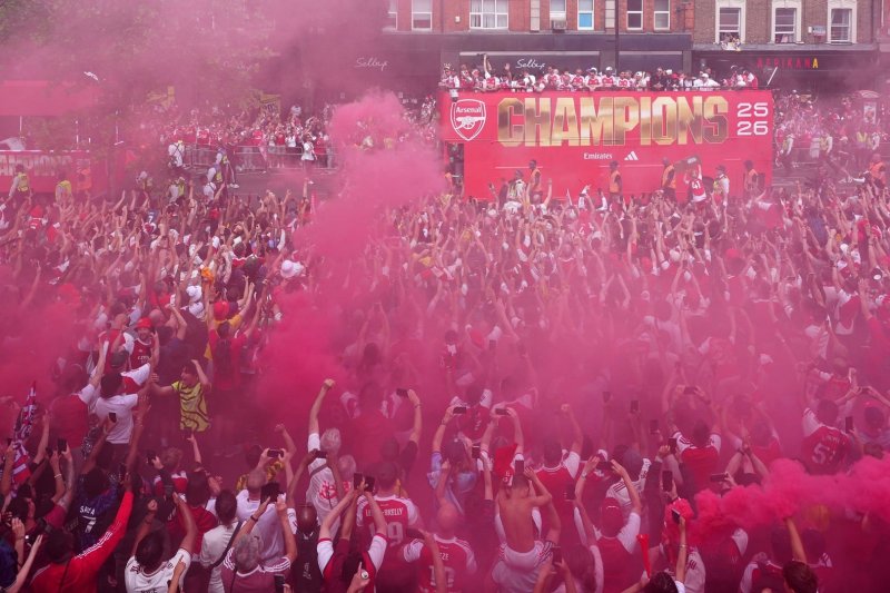 Arsenalın çempionluq paradına təxminən bir milyon azarkeş qatılıb