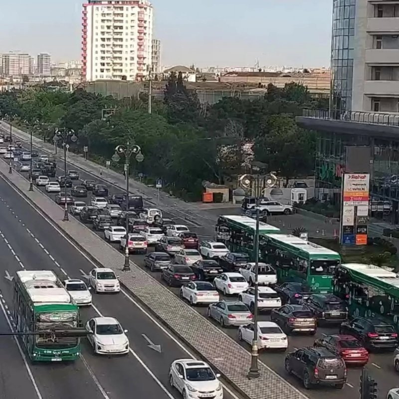 Bakının bəzi küçə və prospektlərində tıxac yaranıb