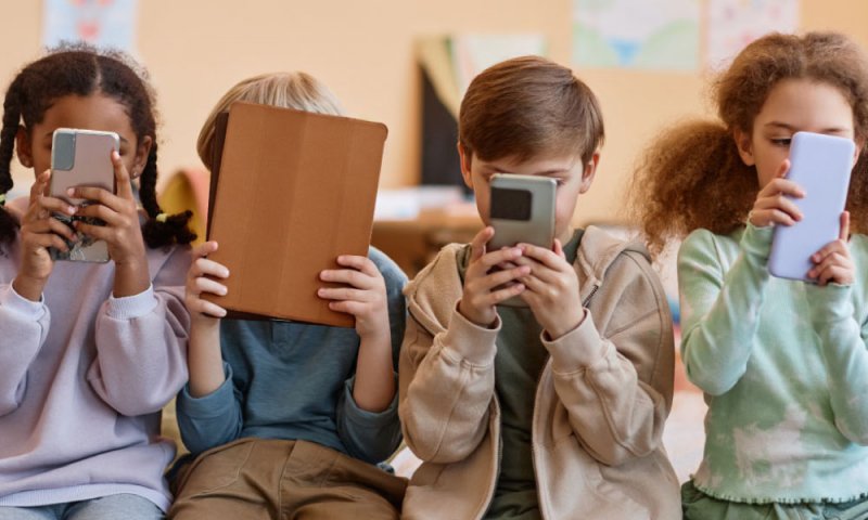 UK ministers to issue guidance on children's screen use
