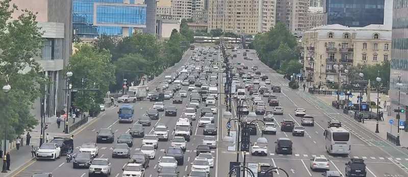 Paytaxtın bir sıra yollarında nəqliyyatın sıxlığı müşahidə olunur