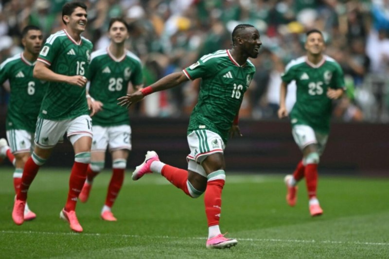 Mexico beat South Africa 2-0 in World Cup opener -  VIDEO 