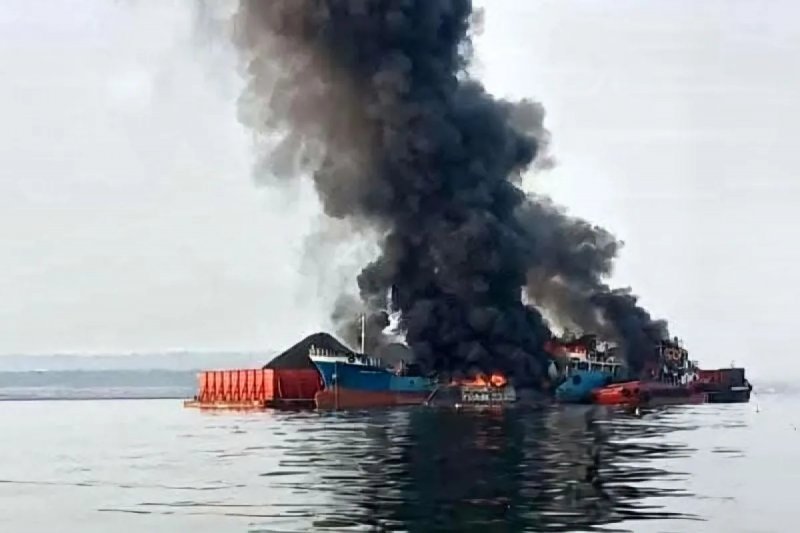 İndoneziyada gəmidə baş verən partlayışda 15 nəfər xəsarət alıb
