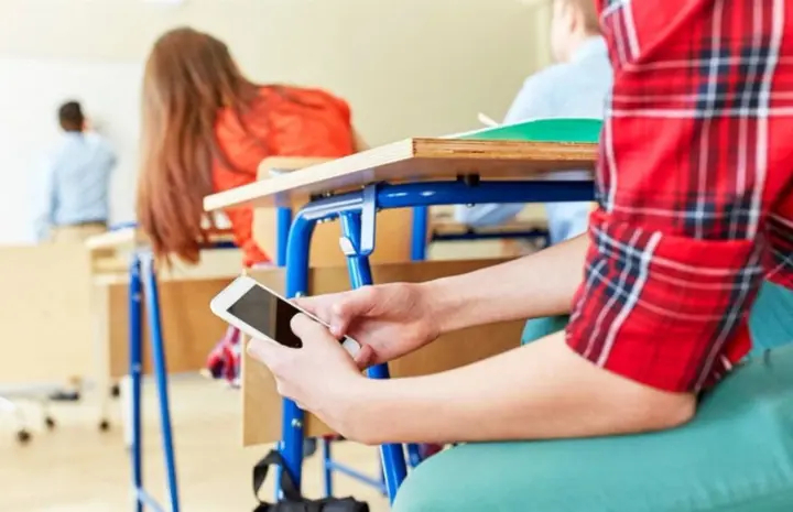 Czech Republic to ban mobile phones in schools from September 2027