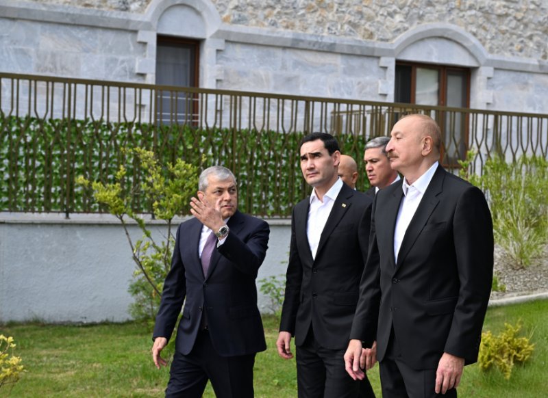 News about - Prezidentlər İlham Əliyev və Sərdar Berdiməhəmmədov Şuşa şəhərində inşa edilmiş birinci yaşayış kompleksində olublar