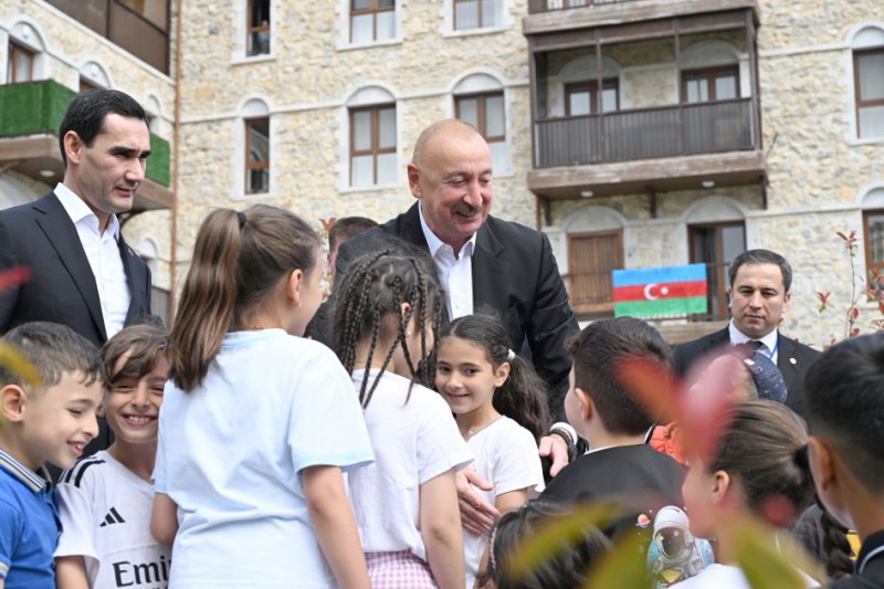 News about - Prezidentlər İlham Əliyev və Sərdar Berdiməhəmmədov Şuşa şəhərində inşa edilmiş birinci yaşayış kompleksində olublar