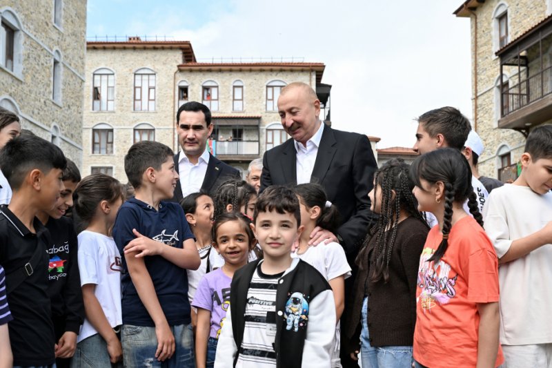 News about - Prezidentlər İlham Əliyev və Sərdar Berdiməhəmmədov Şuşa şəhərində inşa edilmiş birinci yaşayış kompleksində olublar