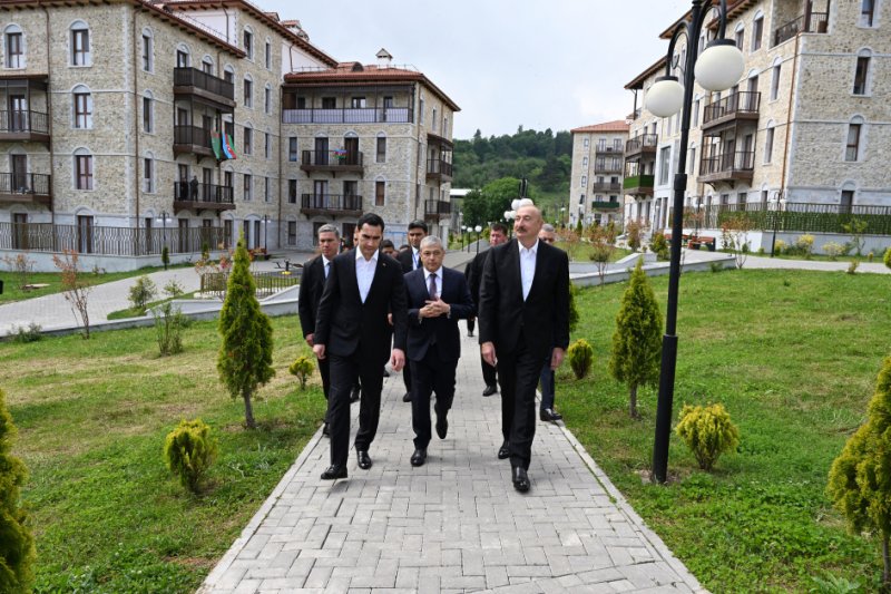 News about - Prezidentlər İlham Əliyev və Sərdar Berdiməhəmmədov Şuşa şəhərində inşa edilmiş birinci yaşayış kompleksində olublar