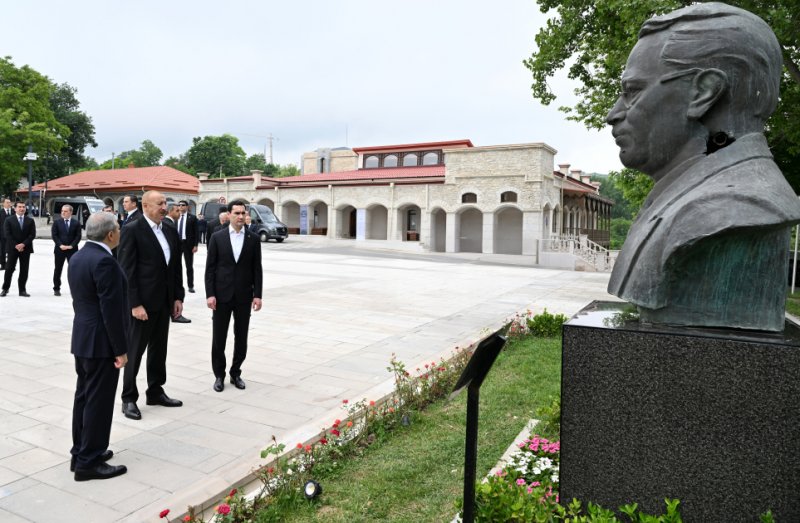 Prezidentlər İlham Əliyev və Sərdar Berdiməhəmmədov Şuşada Azərbaycanın tanınmış şəxsiyyətlərinin işğal dövründə güllələnmiş büstlərinə baxıblar