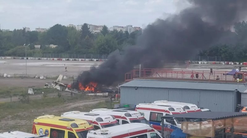 Two killed after light aircraft crashes in Warsaw -  VIDEO 