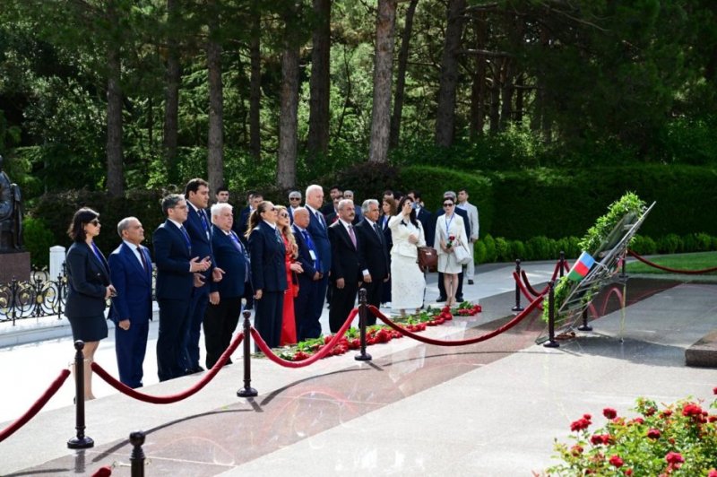 Beynəlxalq konqresin iştirakçıları Fəxri xiyabanda Ulu Öndərin məzarını ziyarət ediblər