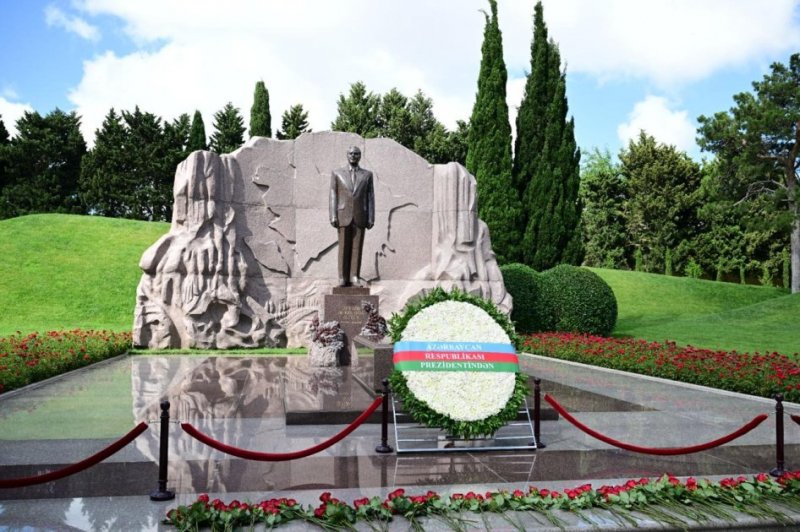 2026/06/17827-1782734400.jpg + Beynəlxalq konqresin iştirakçıları Fəxri xiyabanda Ulu Öndərin məzarını ziyarət ediblər News about - Beynəlxalq konqresin iştirakçıları Fəxri xiyabanda Ulu Öndərin məzarını ziyarət ediblər