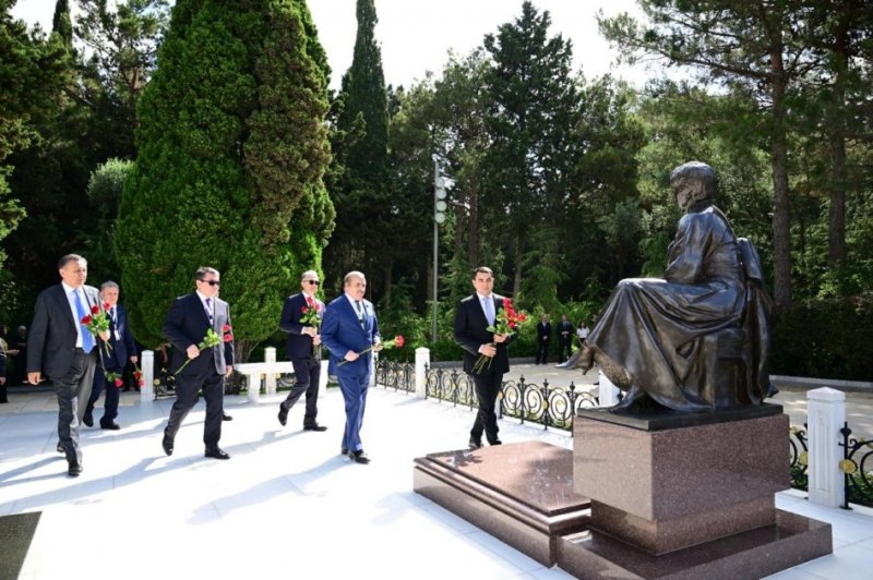 2026/06/17827-1782734400.jpg + Beynəlxalq konqresin iştirakçıları Fəxri xiyabanda Ulu Öndərin məzarını ziyarət ediblər News about - Beynəlxalq konqresin iştirakçıları Fəxri xiyabanda Ulu Öndərin məzarını ziyarət ediblər