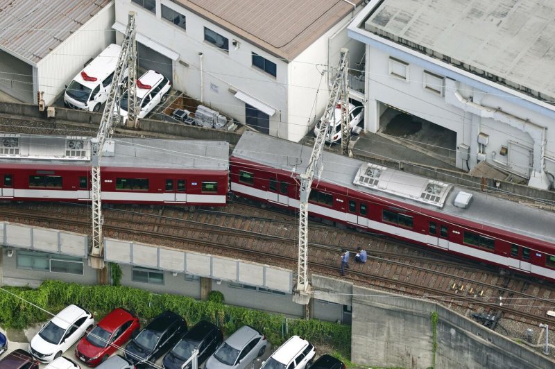Local train derails at Japan's Kyoto Station -  VIDEO 