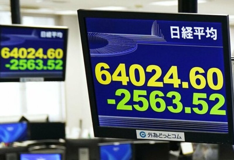 Nikkei falls over 4% as selling of tech issues continues