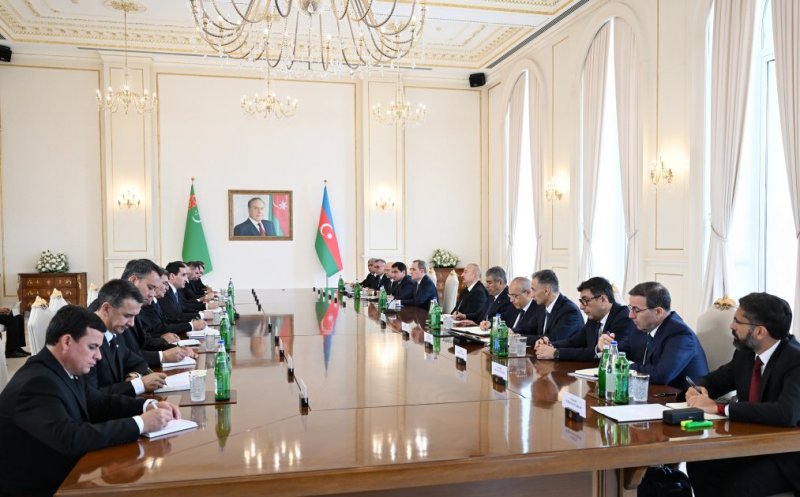President Ilham Aliyev holds expanded meeting with Turkmen counterpart
