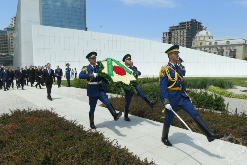 Turkmen president visits Victory Park in Baku