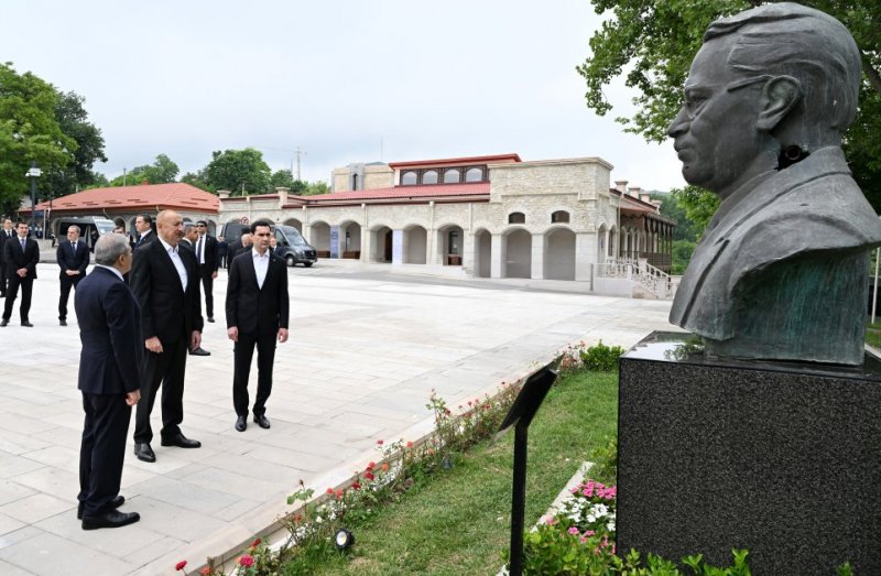 Presidents Ilham Aliyev and Serdar Berdimuhamedov view bullet-riddled busts of Azerbaijan’s prominent figures in Shusha