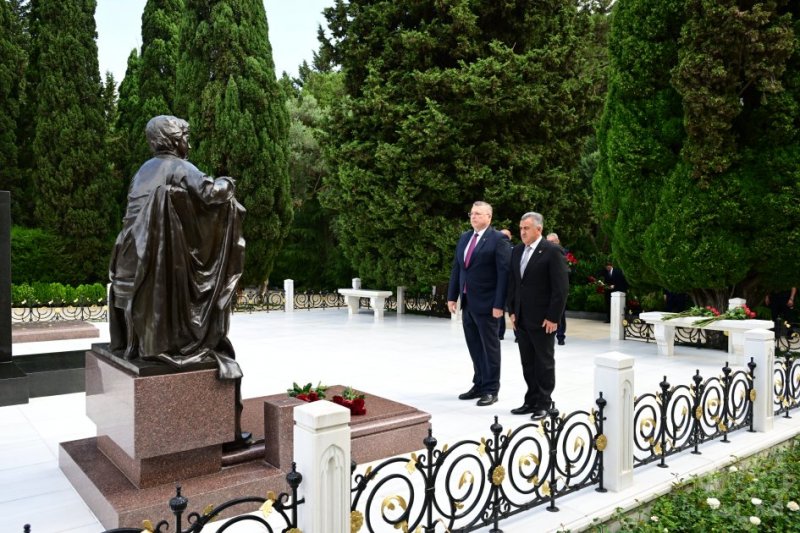 2026/06/1-1782367220.jpg + Həştərxan vilayətinin vitse-qubernatoru Fəxri xiyabanı ziyarət edib News about - Həştərxan vilayətinin vitse-qubernatoru Fəxri xiyabanı ziyarət edib
