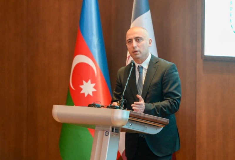 Emin Əmrullayev: Dərs zamanı mobil telefonlardan istifadə qadağan olunmalıdır