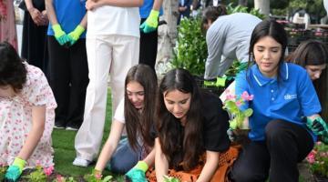Leyla Əliyeva və Arzu Əliyeva Bakı Bulvarında mövsümi güllərin əkilməsi aksiyasında iştirak ediblər