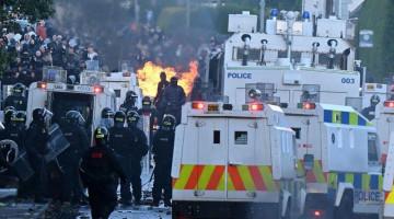 Şimali İrlandiyada iğtişaşlar davam edir: 12 polis xəsarət alıb
