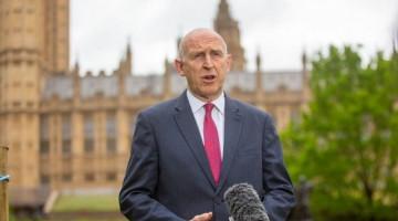 Böyük Britaniyanın müdafiə naziri Con Hili istefa verdi