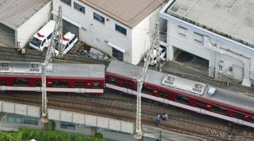 Local train derails at Japan's Kyoto Station -  VIDEO 