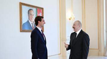 İlham Əliyev ABŞ Dövlət katibinin köməkçisinə Tramp tərəfindən təqdim edilmiş xatirə hədiyyəsini göstərib