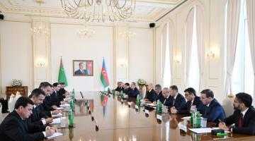 President Ilham Aliyev holds expanded meeting with Turkmen counterpart