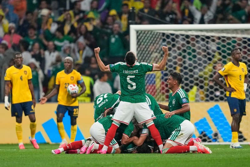 Mexico beat Ecuador 2-0 to reach World Cup Round of 16