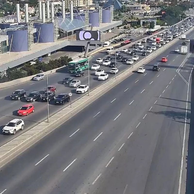 Bakının bir sıra yollarında nəqliyyat sıxlığı yaranıb
