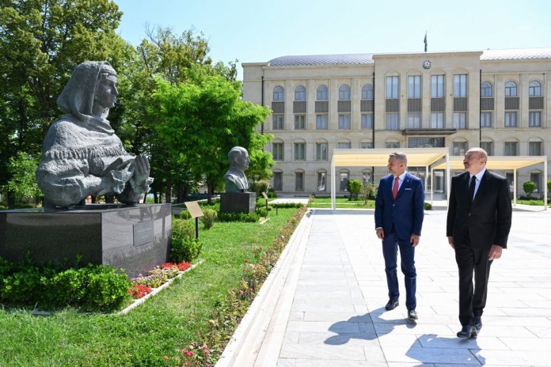 Prezidentlər İlham Əliyev və Peter Pelleqrini Şuşada Azərbaycanın tanınmış şəxsiyyətlərinin işğal dövründə güllələnmiş büstlərinə baxıblar 