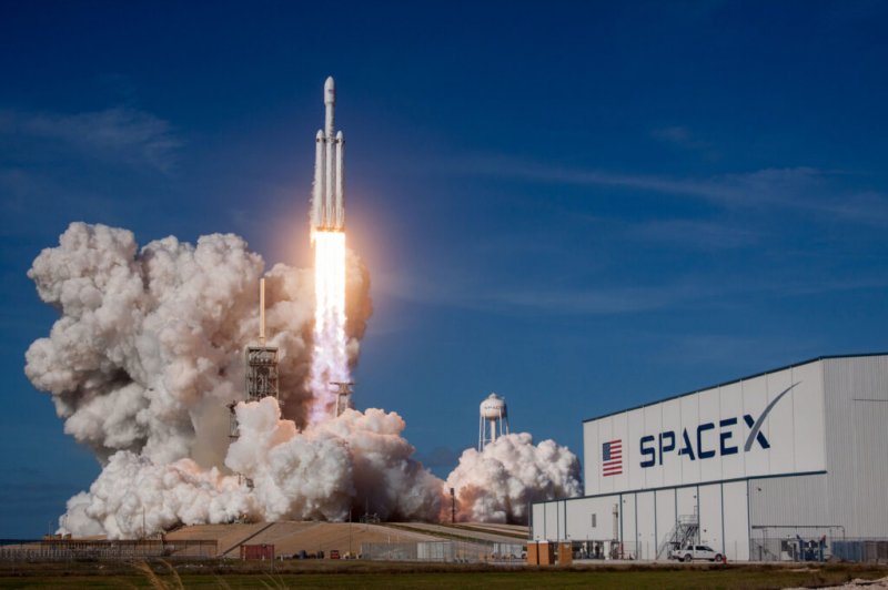 “SpaceX” 2027-ci ildən kosmosa data mərkəzləri göndərəcək