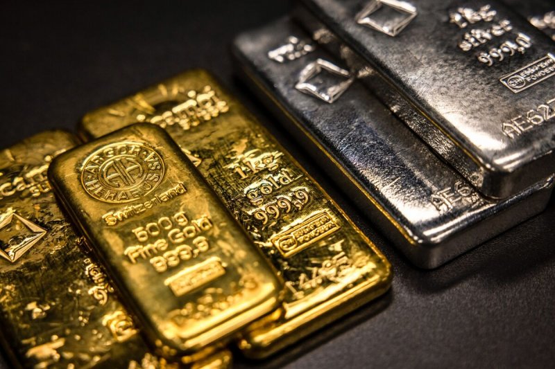 Precious metals under pressure as gold, silver decline