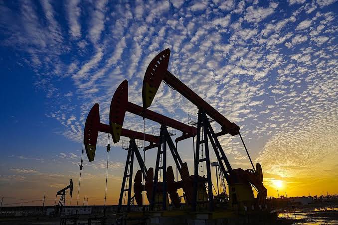 Dünya bazarında neftin qiyməti 4%-dən çox artıb