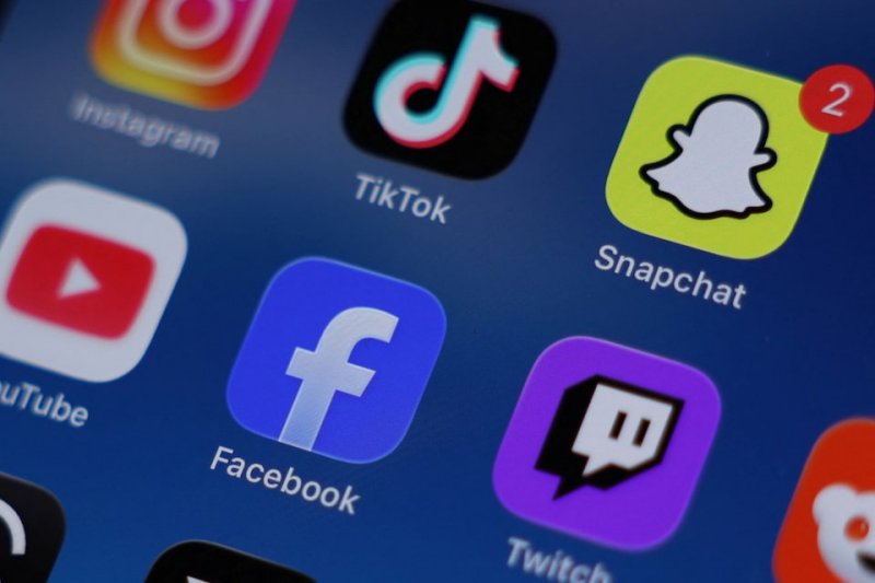 France passes law banning under-15s from social media