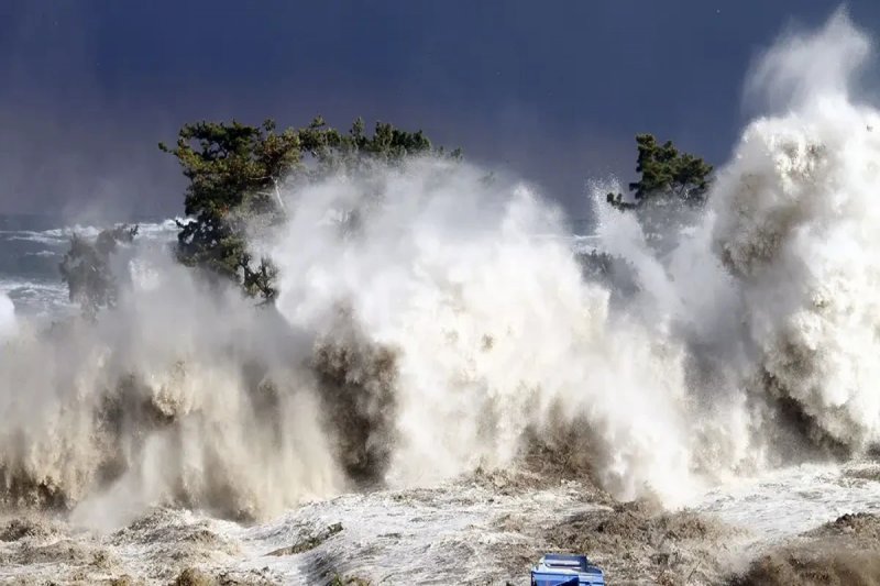 Japan issues tsunami alert after 7.1-magnitude earthquake