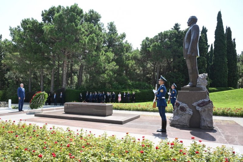 Slovak president visits grave of National Leader Heydar Aliyev at Alley of Honors