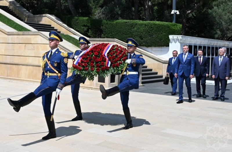 Slovak president pays tribute to Azerbaijani martyrs