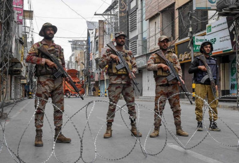 9 policemen, 15 militants killed in clash in northwestern Pakistan