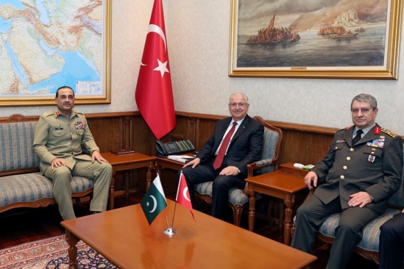 Türkiyə və Pakistan müdafiə əməkdaşlığını genişləndirməyi müzakirə edib