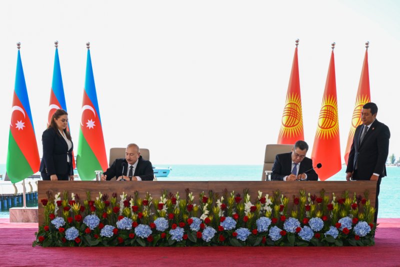 Azərbaycan ilə Qırğızıstan arasında imzalanmış sənədlər mübadilə edilib