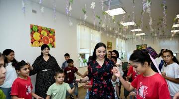 Leyla Əliyeva Şəkidə Uşaq evi sosial xidmət müəssisəsinin sakinləri ilə görüşüb