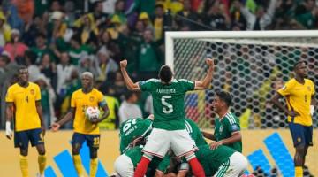 Mexico beat Ecuador 2-0 to reach World Cup Round of 16