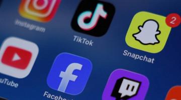 France passes law banning under-15s from social media