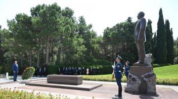 Slovak president visits grave of National Leader Heydar Aliyev at Alley of Honors