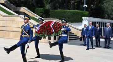 Slovak president pays tribute to Azerbaijani martyrs