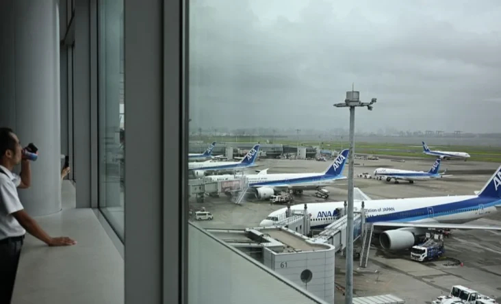 Yaponiyanın hava limanlarında qasırğa səbəbindən yüzlərlə aviareys ləğv edilib